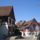 Bei schönem Wetter starte ich den Wandertag 5 im Dorf Ermatingen.