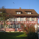 Zwar ist das Obst grösstenteils geerntet, aber das alte Pfarrhaus in Amriswil begrüsst mich trotzdem freundlich.