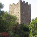 Beim Turm sind Bauarbeiten in Gang, so dass wir ihn nicht aus der Nähe besichtigen können. So geht es zurück zum Kreisel.