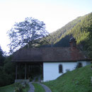 Der Weg führt unter dem weitausladenden Dach der Kapelle St. Josef hindurch. Sehr oft, aber nicht immer wandere ich mit Bick auf Bahn und Autobahn.