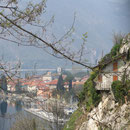 Unter uns liegt Mandello del Lario.