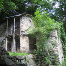 Zwar sehen wir uns in San Guglielmo die erste Taufkirche des Tales an, lassen die Barockkirche von San Giacomo Filippo links liegen. Wirklich berühren lassen wir uns aber von den Überresten eines Freskos an einem (wieder einmal) zerfallenden Haus im Wald.