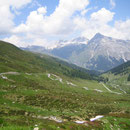 Von hier sieht man gut die gerade Strecke, wo der Wanderweg parallel verläuft und dann den Beginn der Kehren, wo der Wanderweg entfernt von der Strasse verläuft.