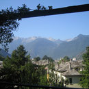 Am 26. Juli 2012 stiegen wir am Morgen noch in den Parco Paradiso hinauf. Es ist der Parco botanico - acheologico von Chiavenna. Hier sind wir zwar noch längst nicht ganz oben, aber überall können wir die Sicht in alle Richtungen geniessen.