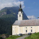 Am Anfang des Dorfes schaue ich mir die Kirche innen und aussen an.
