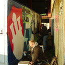 Die 3 auf der anderen Seite vom Container!