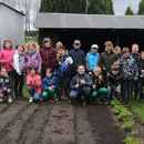 Die Schüler der GS Guteborn vor ihrem Energiebeet.