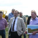Der Vorsitzende des Bauernverband Südbrandenburg Thomas Goebel, Landwirtschaftsminister Jörg Vogelsänger, Landwirt Thomas Domin (v. l. n. r.)