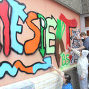 Das Wort „Respekt“ sprühen (von links) Christian, Jan, Samantha und Nina an die Wand ihrer Klassenzimmer-Terrasse.