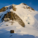 Mönchsjochhütte mit Mönch (4107m).