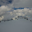Walcherhorn (3692m) dahinter das Schreckhorn (4078m), rechts Grosses Fiescherhorn (4049m).