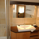Dusche & Waschtisch und Toilette