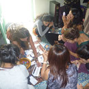 les filles qui se préparent avant le cours... bindis et paillettes....