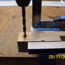 Bohrung im Rohrdurchmesser in die Trennlinie zweier Latten/Drilling rod diameter in a sandwich of laths
