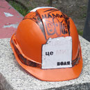 Ein Helm liegt auf einer Steinbrüstung an der Institutska-Straße. Darauf steht oben: "Gott ist mit uns" und darunter schon etwas verblichen: "Wir sind die Macht" und "Freiheit". Foto: Stefan Korinth