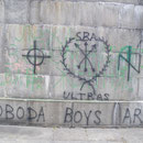 Auch zahlreiche Graffitis und Schriftzüge an Hauswänden warten mit rechtsradikaler Symbolik auf (etwa die Wolfsangel rechts). Hier an der Institutska-Straße. Foto: Stefan Korinth