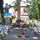 Das Holzkreuz mit der neuen Kirche im Hintergrund. Foto: Stefan Korinth