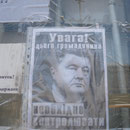Nur vereinzelt warnen kleine Aufrufe auch vor Poroschenko. "Achtung! Diesen Bürger muss man kontrollieren." Foto: Stefan Korinth