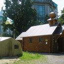 Hinter dem Hotel "Ukraina" steht nun eine eigens errichtete kleine Holzkirche zum Gedenken an die "Himmlische Hundertschaft". Foto: Stefan Korinth