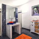 Modernes Badezimmer mit Regendusche