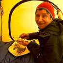 © Dr. Jürgen Greher / Makalu 2016; Helga beim Frühstück vor dem Abstieg ins ABC.