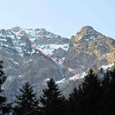 ... an den Fuss der Nordwand, die bei dem milden Frühlingswetter richtig lieb aussieht!