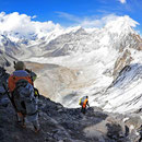 ... der uns vorbei an der gigantischen Lhotse-Südwand ...