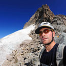 Nach etwa 1:30 Stunden ist nach leichter Kraxelei der Collado de Corones auf 3208 m erreicht