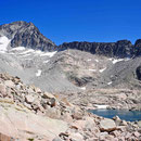 Und schon haben wir unser heutiges Ziel an der Ibón del Medio (2740 m) erreicht - im Hintergrund thront bereits der Pico de Aneto, mit 3404 m der höchste Gipfel der Pyrenäen.