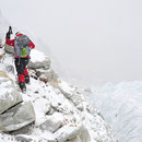 © Christoph Haas / Makalu 2010; Abstieg bei Schneefall.