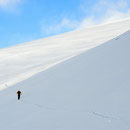 Ela und Simon queren so bald als möglich wieder zurück auf den Gletscher, der hier Piggbreen heißt. Weil der zu querende Hang etwas eingeblasen und relativ steil ist...