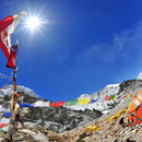 © Christoph Haas / Makalu 2010; Sturmfahne am Makalu.
