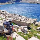 ... entpuppt sich nach der nächsten Kurve als riesiger, traumhaft gelegener Bergsee!