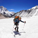 ... mit dem gigantischen Westgrat des Makalu im Rücken unterwegs zum East-Col ...