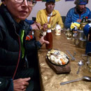 © Dr. Jürgen Greher / Makalu 2016; Ketchup muss sein! Eelco hat gerade den Mund voll und Ernesto daneben kam heute erst vom C II zurück und ist entsprechend ausgehungert.