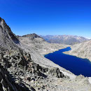 Dafür ist das Panorama vom Collado de Cregüeña (2905 m) einfach unbeschreiblich! Hier der Blick nach Westen zur Ibón de Cregüeña und zum Pico de Aragüells (3044 m). Am Horizont dazwischen das Massiv des Pico Perdiguero (3221 m).