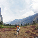 © Christoph Haas / Makalu 2010; Der Weg führt über die letzten Almwiesen nach Langmale.