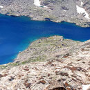 Tiefblick zu unserem Zelt an der Ibón de Cregüeña.