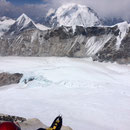 © Dr. Jürgen Greher / Makalu 2016; Blick vom Felsriegel auf die Gipfel von Lhotse und Everest aus einer etwas ungewohnten Perspektive.