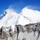 © Christoph Haas / Makalu 2010; Blick vom Felsriegel auf die Gipfel von Lhotse und Everest aus einer etwas ungewohnten Perspektive.