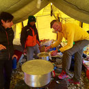 © Dr. Jürgen Greher / Makalu 2016; Eelco der Fonduespezialist in Aktion.