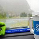 Wichtige Utensilien für einen norwegischen Kletterurlaub: eine warme Mütze, was zu lesen und eine grooooße Tasse heißen Kaffee.