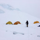 © Dr. Jürgen Greher / Makalu 2016; Abstieg bei Schneefall.