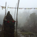 © Dr. Jürgen Greher / Makalu 2016; Unterwegs durch den Nebel in Richtung Kongma.