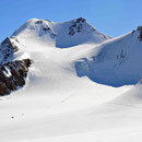 Glück gehabt! Dafür zeigt sich, warum man die Wildspitze am besten erst am späten Nachmittag besteigen sollte. Mit (Ski-)Bergsteigen hat dieser Massenauftrieb ja wirklich wenig zu tun.