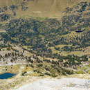 Ein Blick nach Norden: gut zu sehen sind der Parkplatz am Straßenende im Ésera-Tal, das Refugio de la Rencllusa (2140 m), die Ibón de la Rencllusa sowie die Ibóns de la Villamuerta auf der gegenüber liegenden Talseite.
