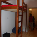 Hochbett (2,5 m hoch/1,8 m Stehvermögen unter dem Bett) in Kiefer, Lasur: Nussbaum