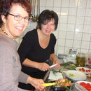 Susi und Traudel v.l.n.r.  ...........  Alle fleißig beim Schnittchen schmieren ... vielen Dank an alle Helferinnen!!!