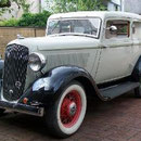 Plymouth PC 2door Sedan / 1933 mit Continental Kit: Der Wagen wurde aus einer Garage in Bissendorf geholt. Der Vorbesitzer hatte den Wagen bereits schweißen und grundieren lassen. Wiederaufbau beendet. Erfolgreich !