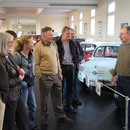 Sonntag, 17.05.2009: Automuseum Melle, Geschäftsführer Heiner Rössler mit aufmerksamen Zuhörern